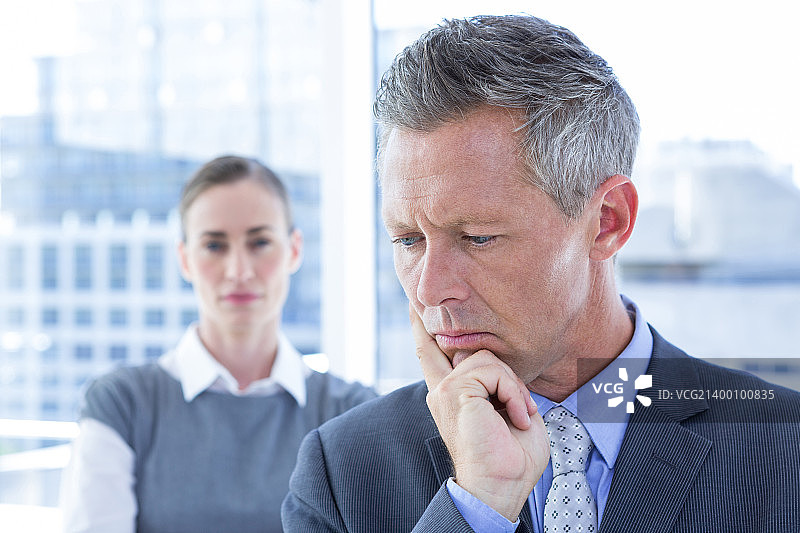 办公室里困惑的商人图片素材