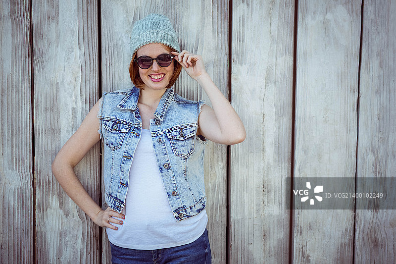 戴着墨镜微笑的时髦女人图片素材