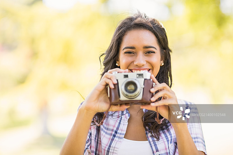 在公园里的漂亮棕发女子图片素材