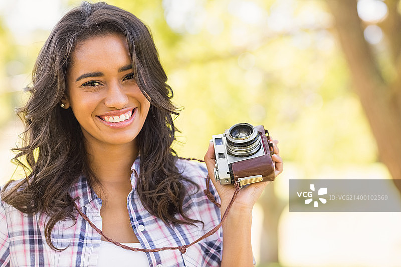 在公园里的漂亮棕发女子图片素材