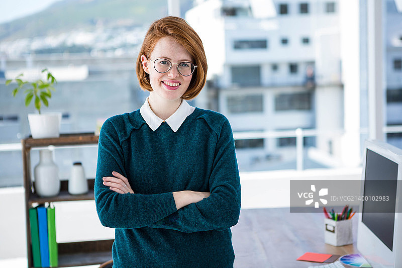 微笑的潮人女商人图片素材