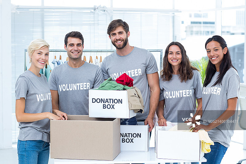 快乐志愿者朋友们的肖像图片素材