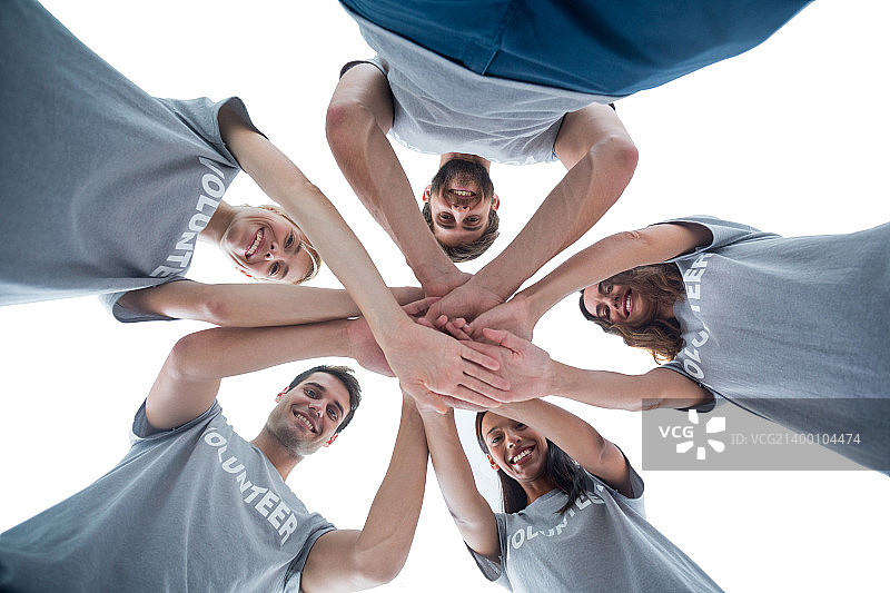 快乐的志愿者低角度拍摄图片素材