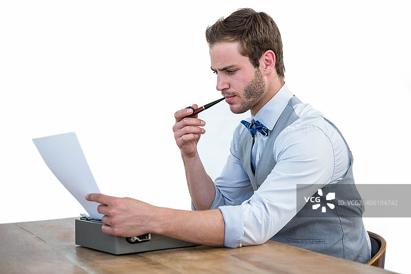 使用老式设备的男士图片素材