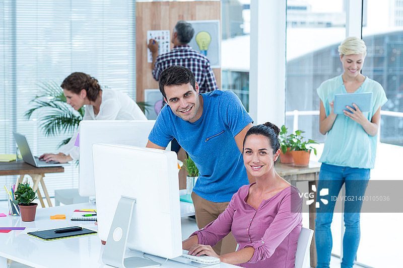 使用电脑的商务同事图片素材