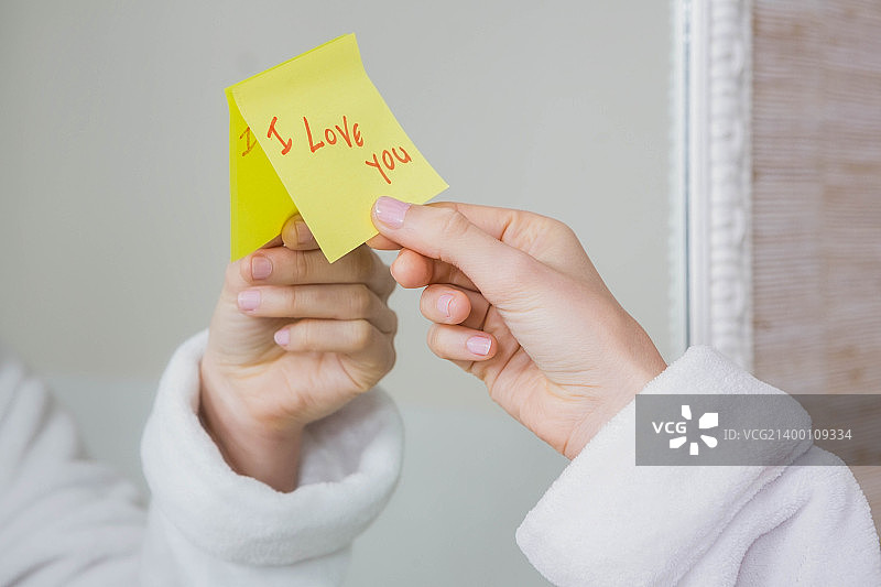 展示“我爱你”字样的女人图片素材