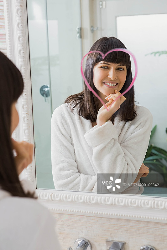 美丽年轻女人的倒影图片素材