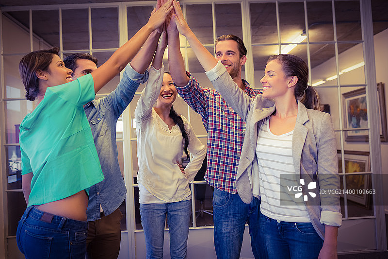 创意商务团队挥手致意图片素材