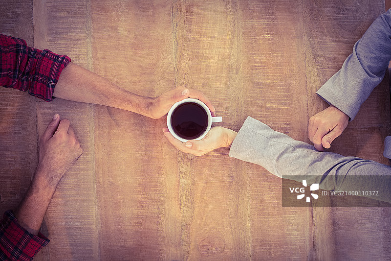 仰望双手取暖图片素材