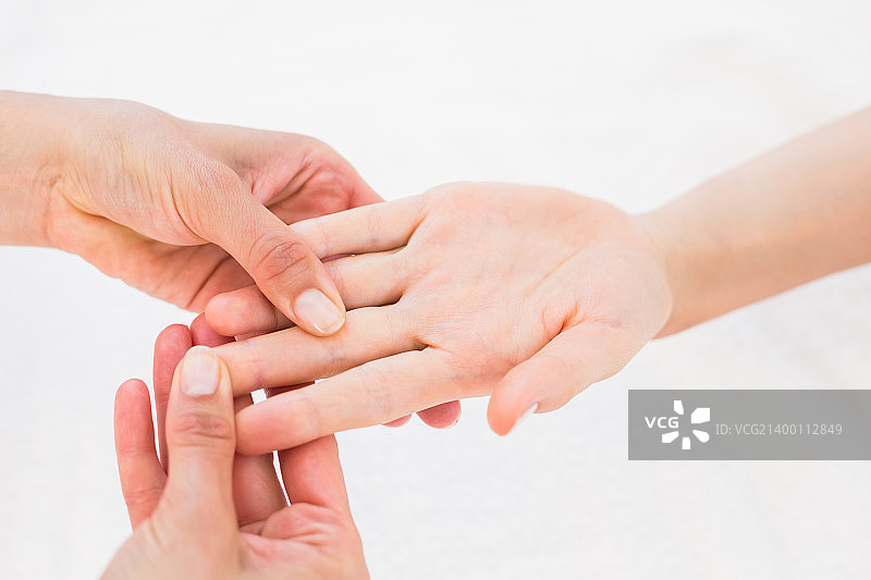 理疗师进行手部按摩图片素材