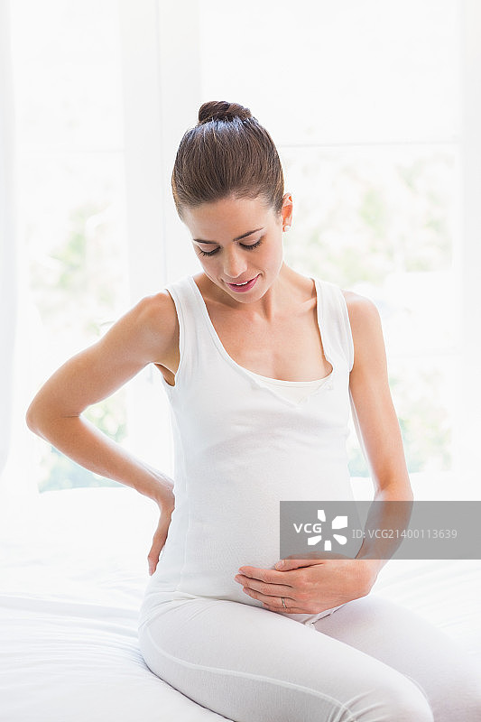 孕妇坐在床上图片素材