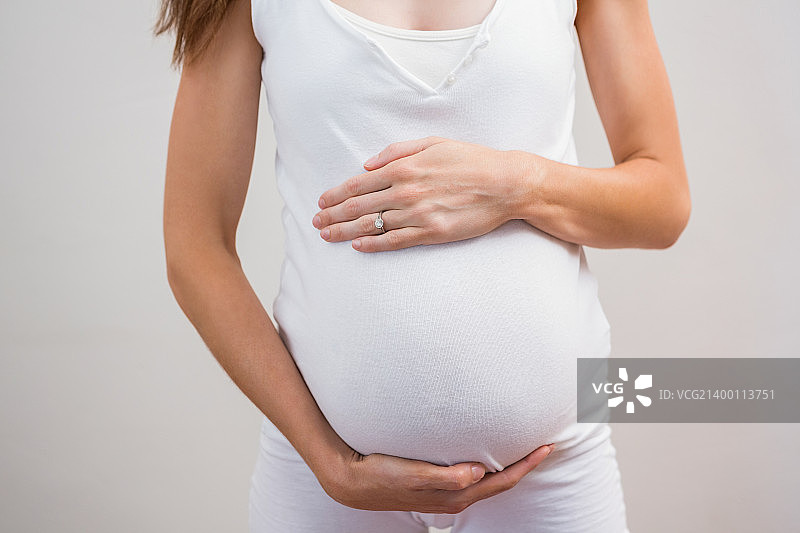 快乐的孕妇抚摸肚子图片素材