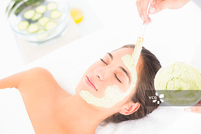 美丽棕发女子正在做面部护理图片素材