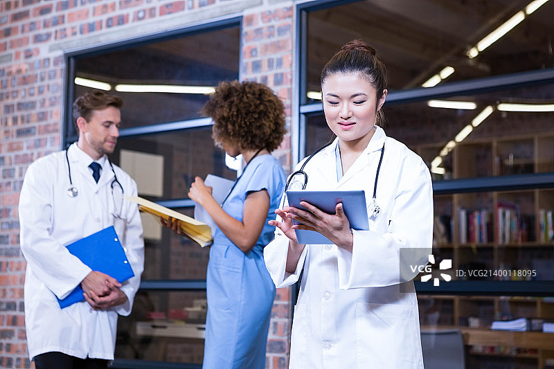 女医生使用数位板图片素材