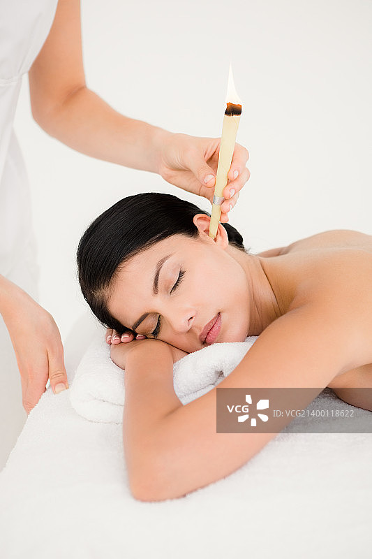 一位美丽的年轻女性侧视图图片素材