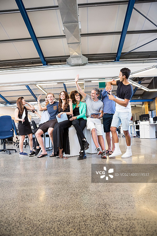 商务人士互动交流图片素材