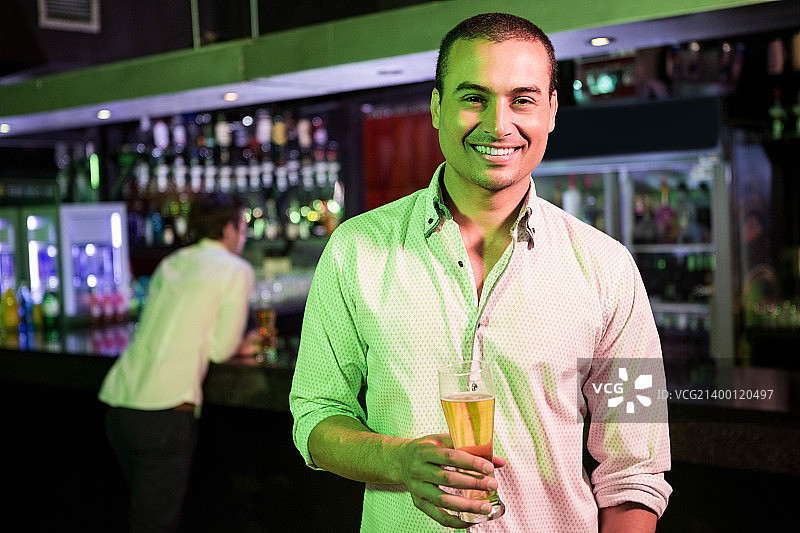 男子端着一杯啤酒摆姿势图片素材