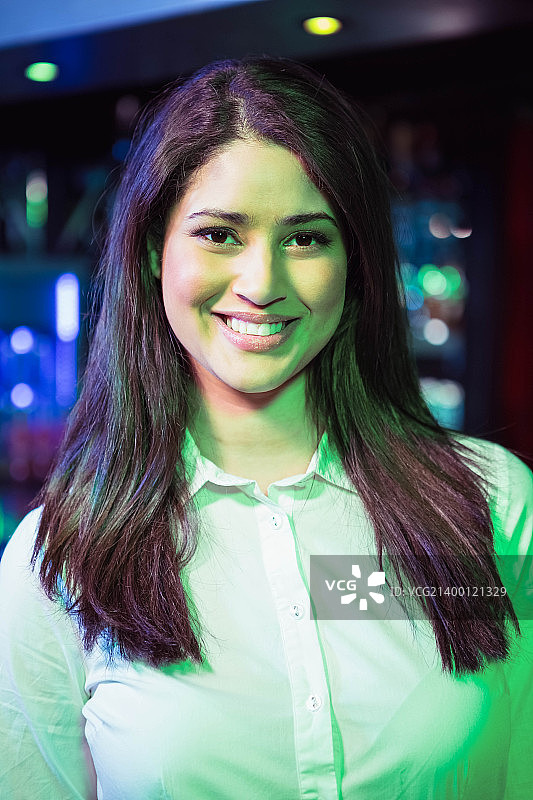 漂亮的调酒师的肖像图片素材