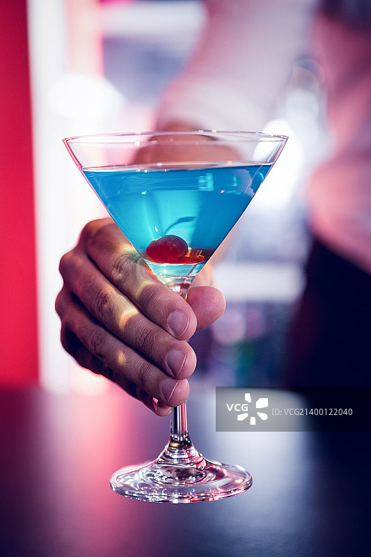 调酒师提供蓝色马提尼图片素材
