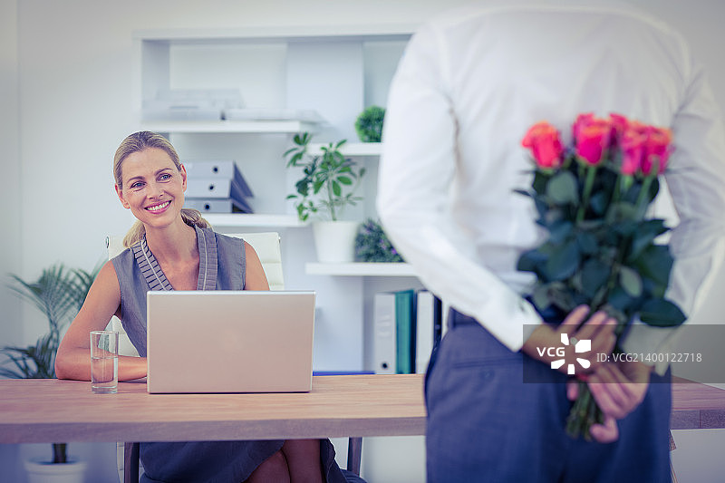 男人藏着花束的特写图片素材
