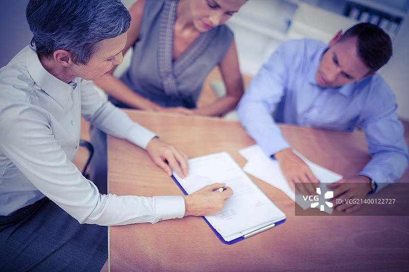 商务团队头脑风暴图片素材