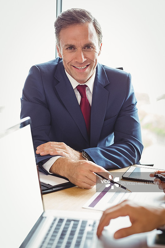 互动中的商人肖像图片素材