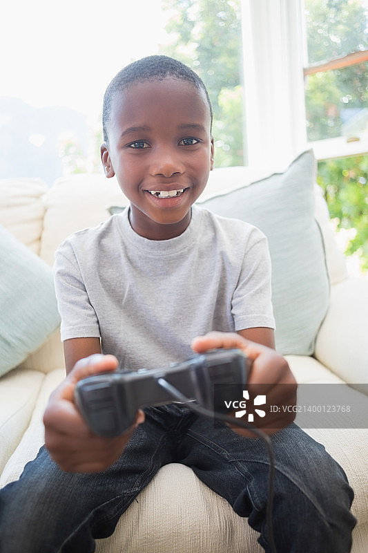 小男孩在玩电子游戏图片素材
