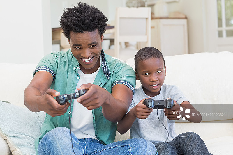 父子玩电子游戏图片素材