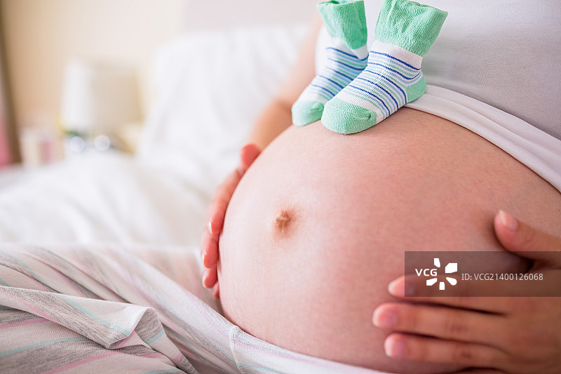 孕妇与婴儿鞋图片素材