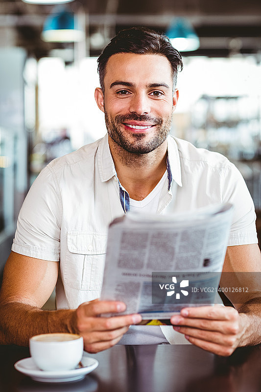 喝咖啡的年轻男人图片素材