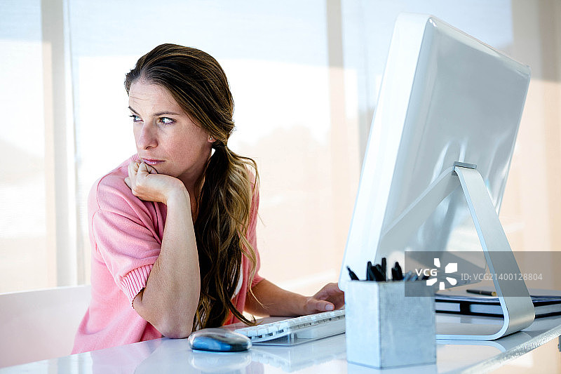 分心的商务女人坐着图片素材