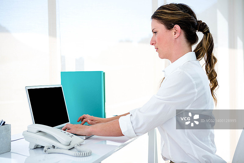 在办公桌前打字的商务女人图片素材