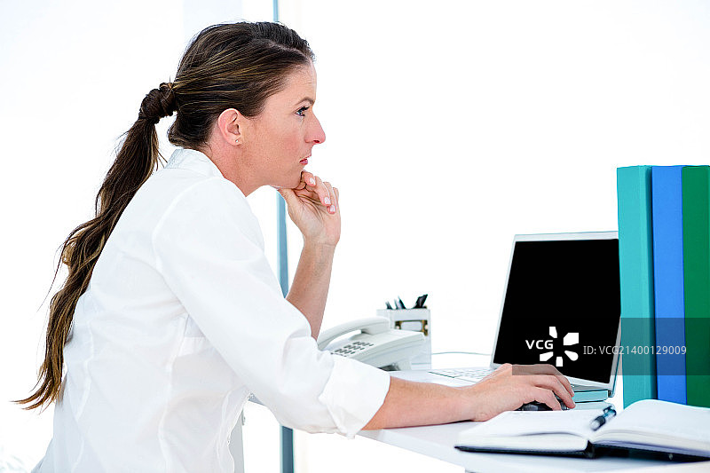 分心的女商人图片素材