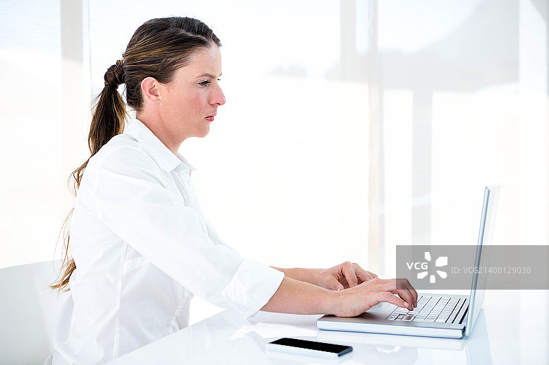 表情严肃的商务女性图片素材