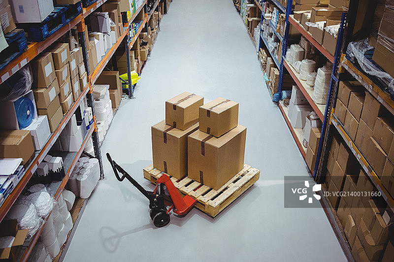 空旷的仓库通道图片素材