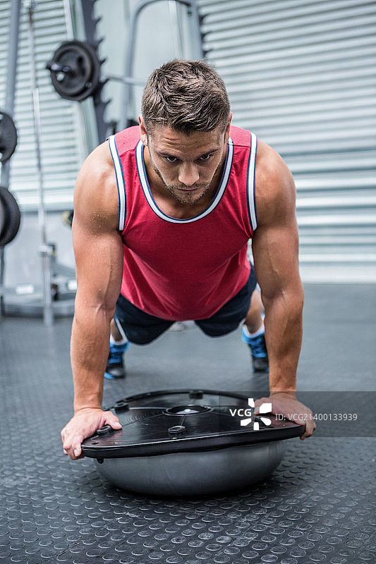 使用半球平衡球的健壮男人图片素材