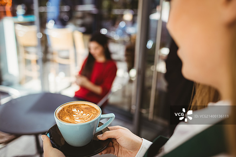 女服务员端上一杯咖啡图片素材