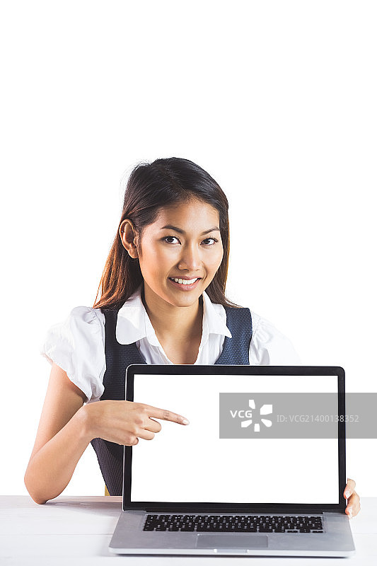 面带微笑的女商人指向前方图片素材