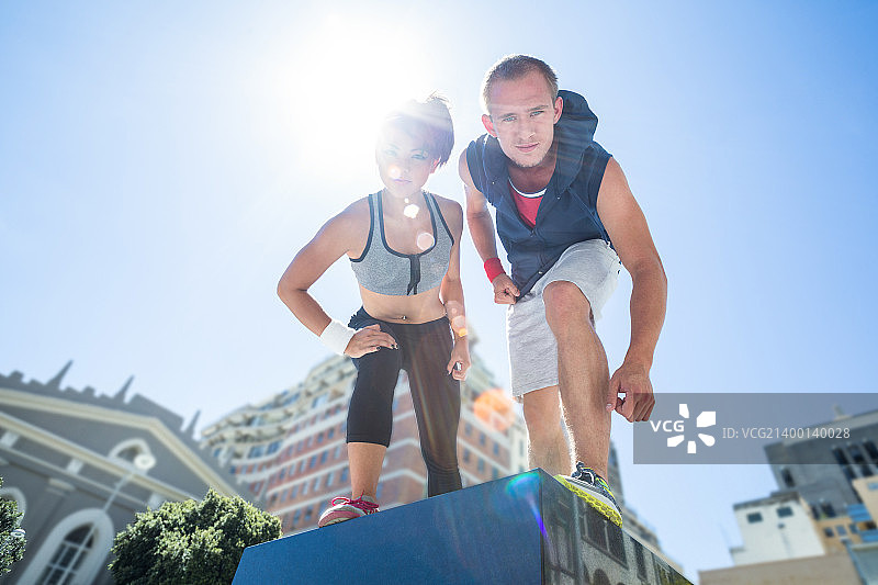 情侣准备食物的肖像图片素材