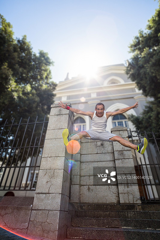 跳跃的极限运动员图片素材