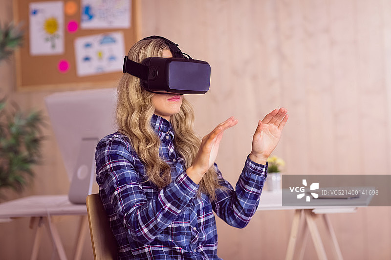 使用VR设备的时髦休闲工人图片素材