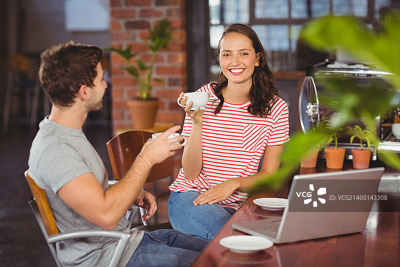 微笑的朋友的肖像图片素材