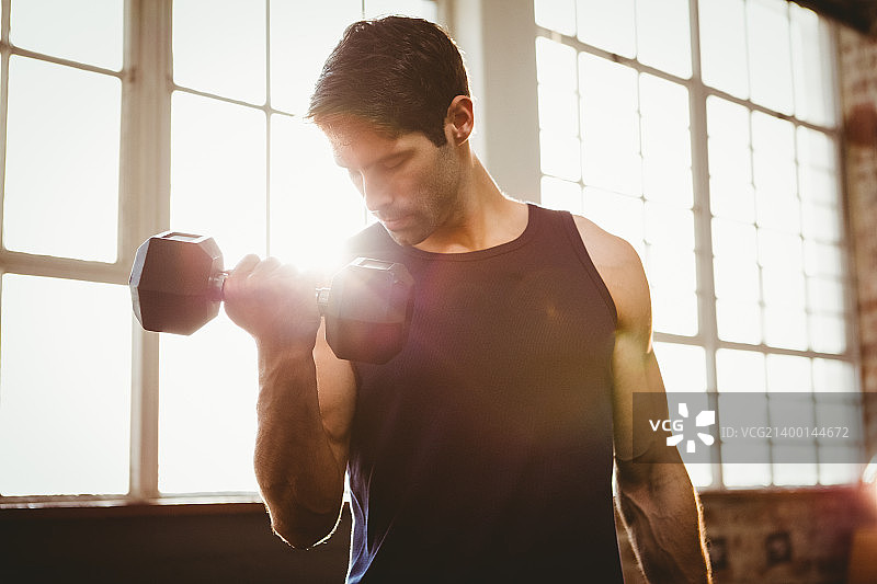 举哑铃的英俊男人图片素材