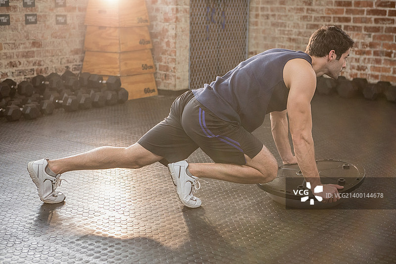 男人使用平衡半球做运动图片素材