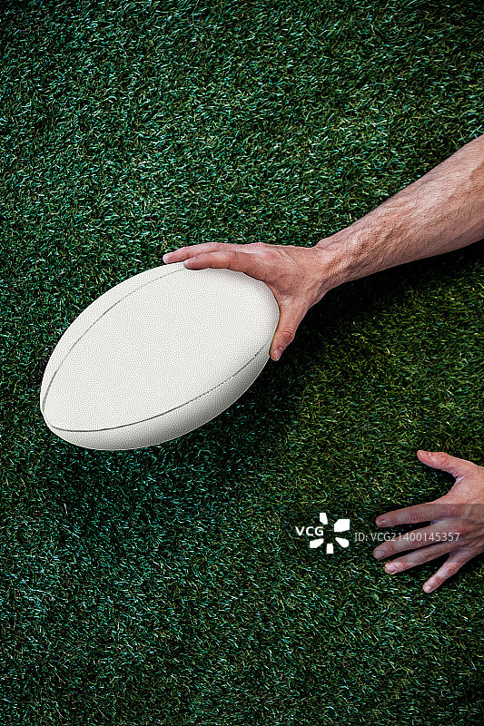 手持R的男子局部图像图片素材