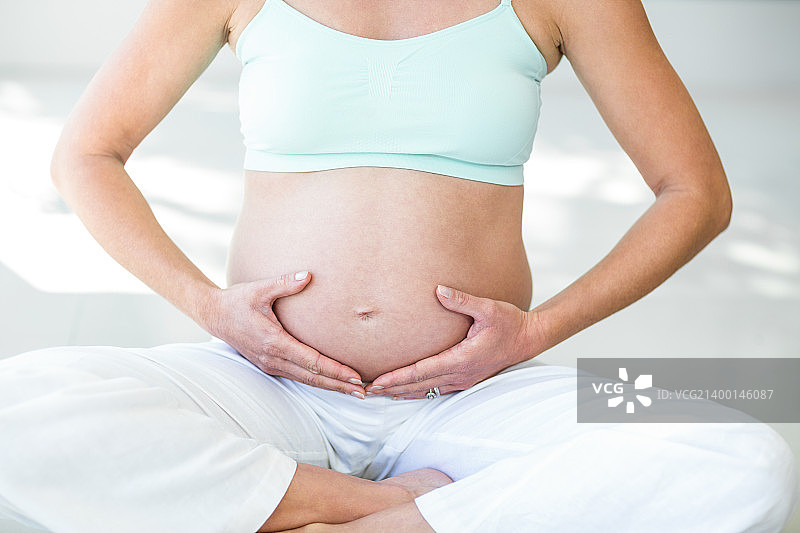怀孕妇女的腰部视角图片素材