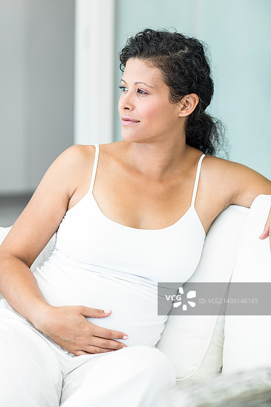 快乐的孕妇坐着图片素材