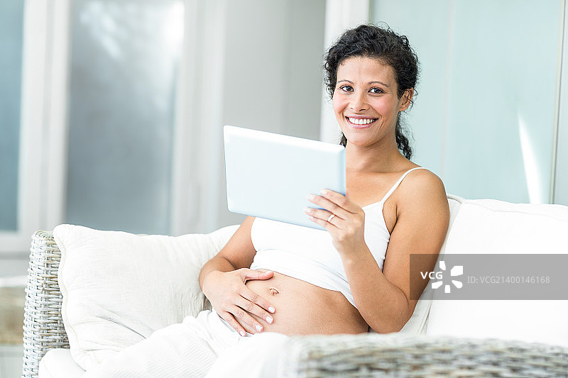 快乐的孕妇肖像图片素材