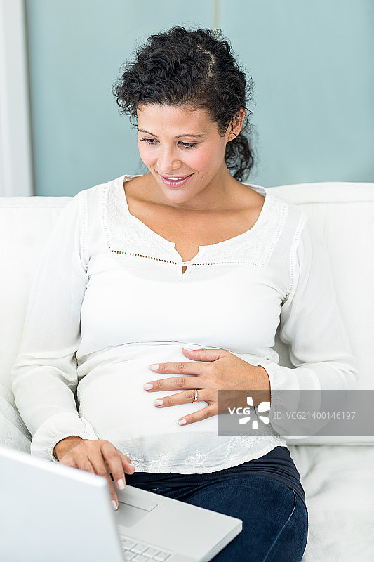 俯视拍摄的孕妇图片素材