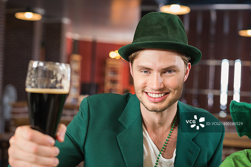 戴帽男子敬啤酒图片素材